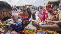 emak-emak-serbu-pasar-murah-jelang-nataru-5_169