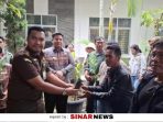 sinarnews_aron_lastrin_advokat_pengacara_nikolas_naibaho_20261029_145551_0000